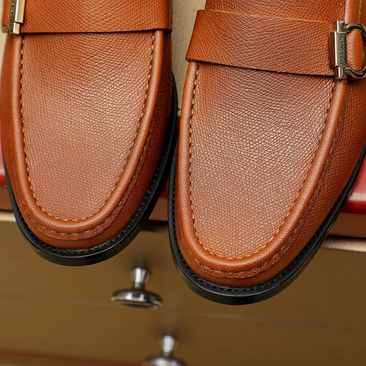 Men's shoes 250 Ferragamo [Ferragamo] top imported suit men's shoes 💯Original copy of the official website, product materials: selected imported embossed calfskin + luxury hardware buckle accessories ~ imported water-dyed cow 🐂 leather lining. Strong three-dimensional visual effect, original combination outsole, multiple colors available😘 Size: 39-44 (38.45.46. Customized)